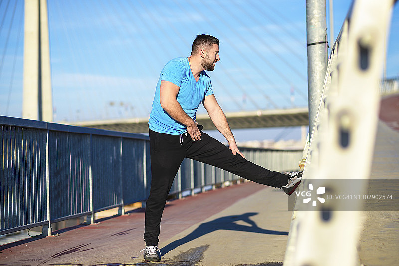 在街道上锻炼的男运动员图片素材