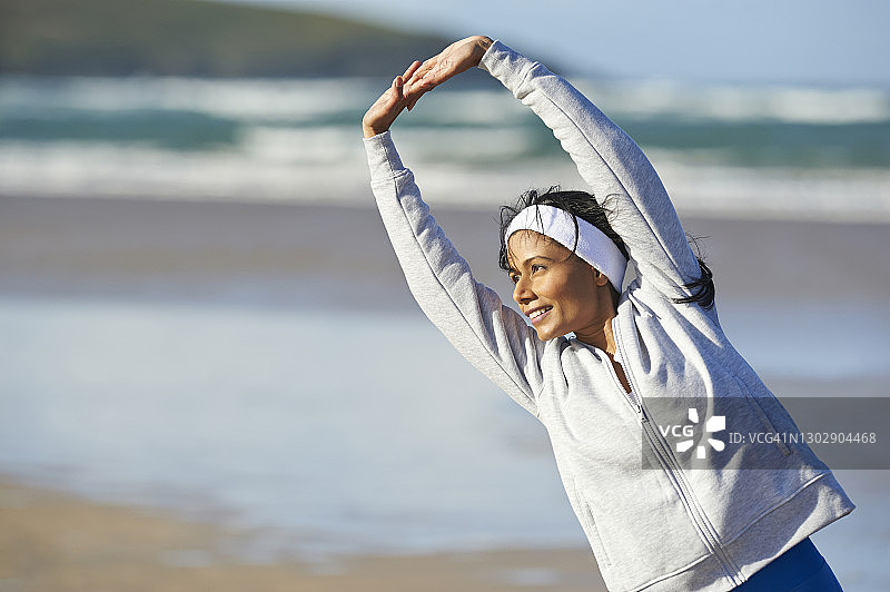 积极的亚洲女人海滩锻炼图片素材