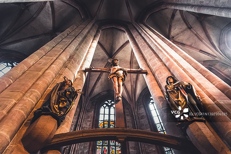 德国纽伦堡圣塞巴尔德教堂的耶稣基督受难像图片素材