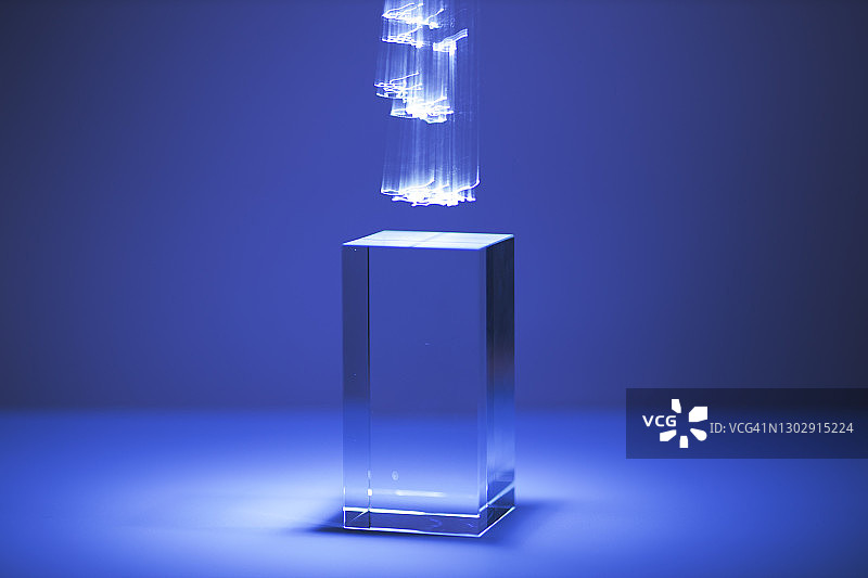 黑暗中光纤照亮棱镜图片素材