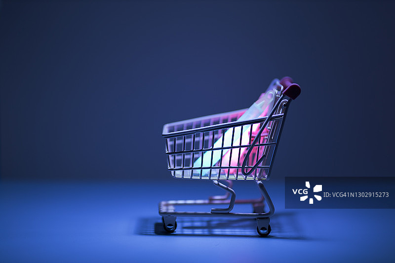 装满荧光棒的购物车图片素材