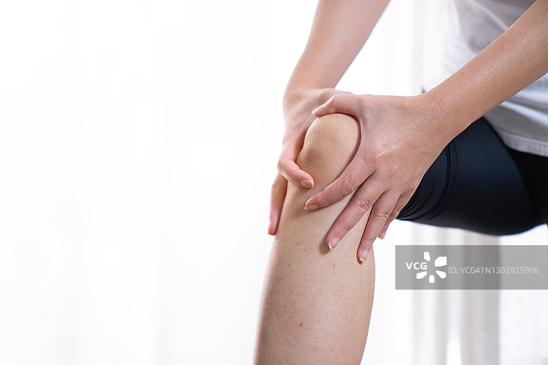 女性膝盖疼痛，腿部疼痛图片素材