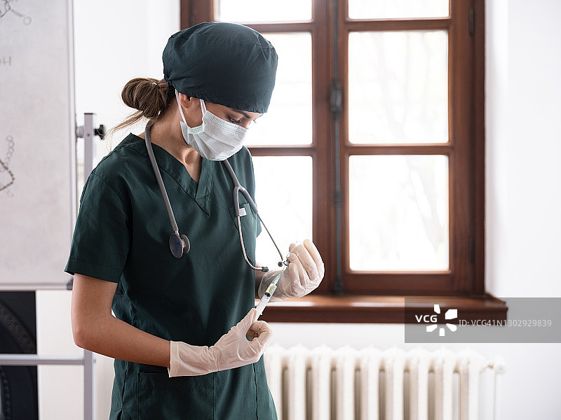 准备新冠疫苗注射的女医生或护士肖像图片素材