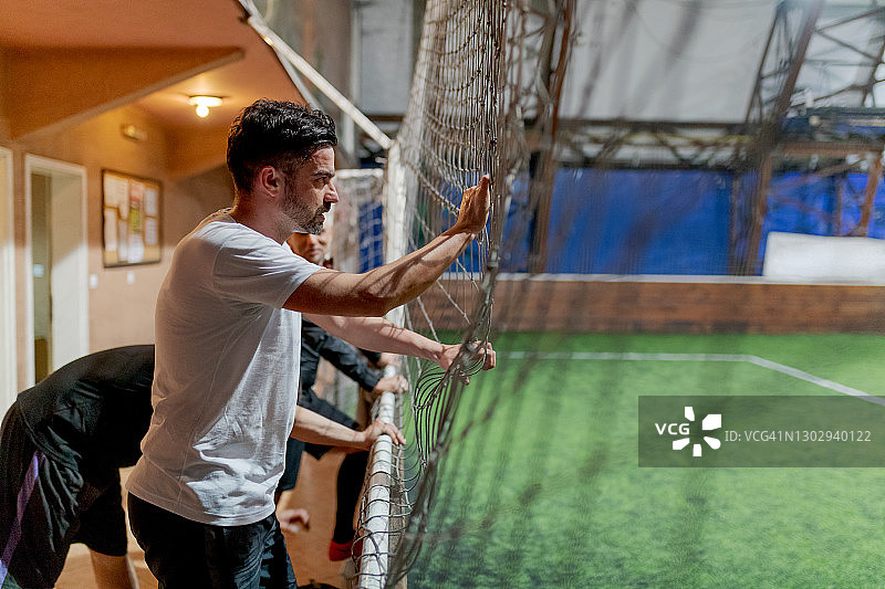 足球运动员在球门后图片素材