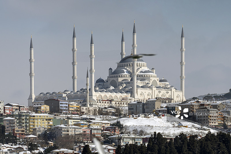 土耳其伊斯坦布尔于斯屈达尔区的冬季大查姆利卡清真寺图片素材