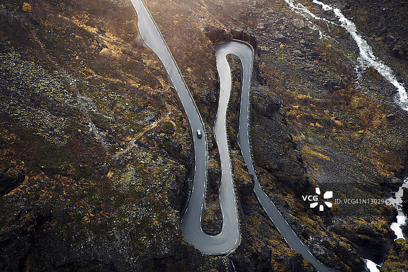 汽车行驶在挪威的特罗斯蒂根山道上图片素材