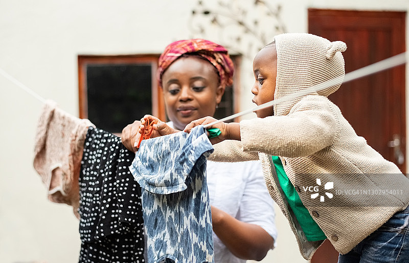 母子一起晾衣服图片素材