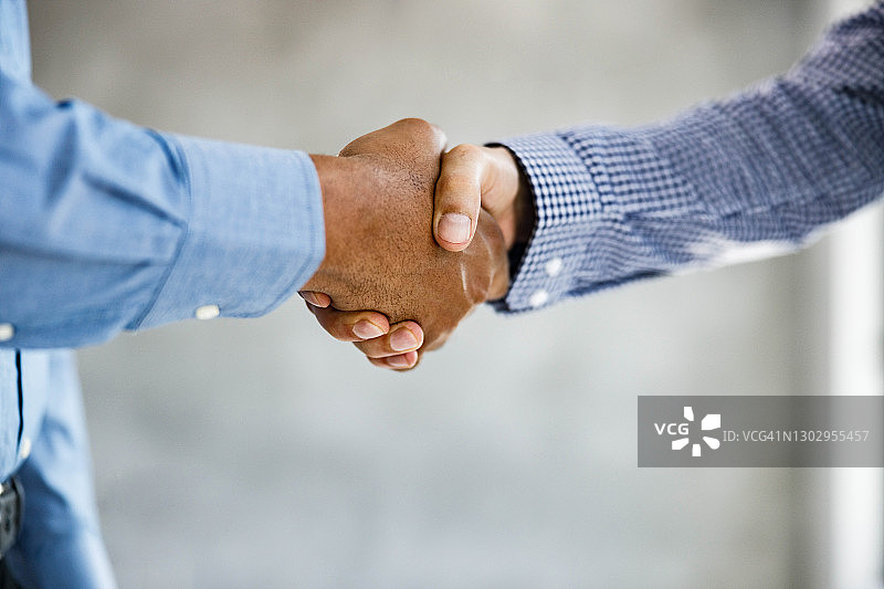 办公室里企业家握手特写图片素材