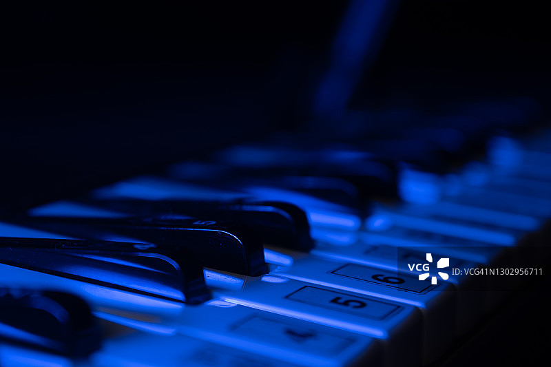 弱光下的旋律卡图片素材