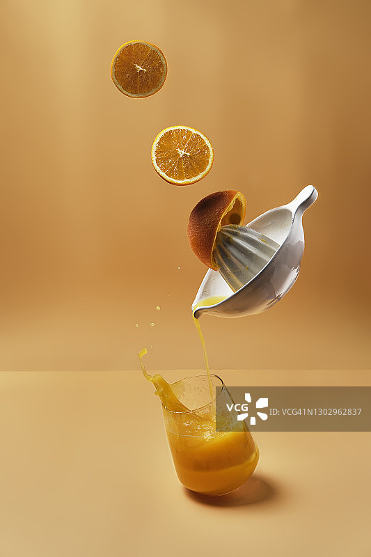 榨汁机榨橙汁悬浮瞬间图片素材