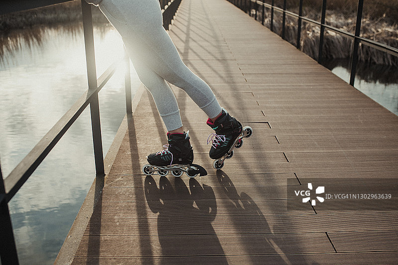 年轻女子轮滑的细节图片素材