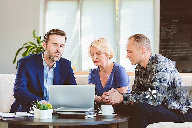 中年夫妇与财务顾问交谈图片素材