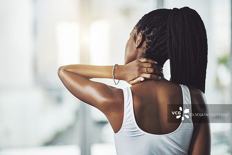 错误的锻炼技巧会导致颈部不适图片素材