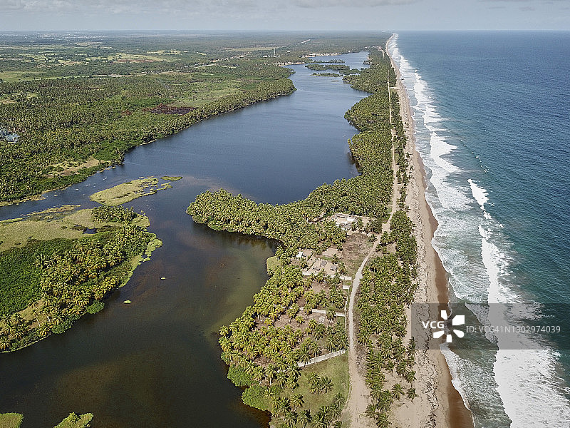 科特迪瓦大巴萨姆泻湖棕榈树航拍景观图片素材