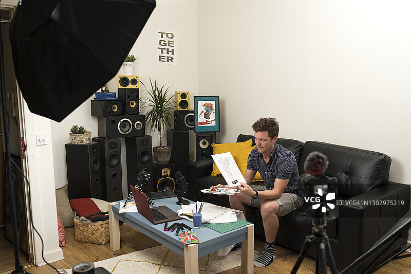 内容创作者在家直播涂鸦图片素材