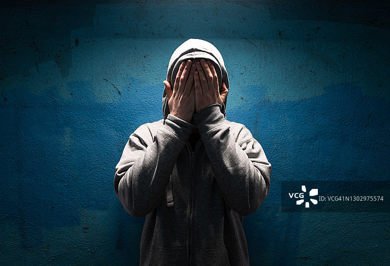 沮丧的男人双手捂脸，感到绝望图片素材