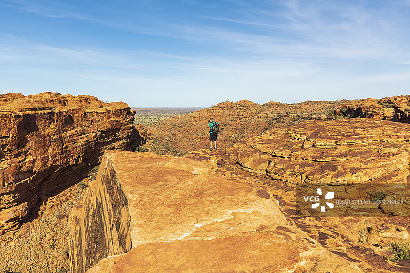拍摄国王峡谷风景的男徒步旅行者图片素材