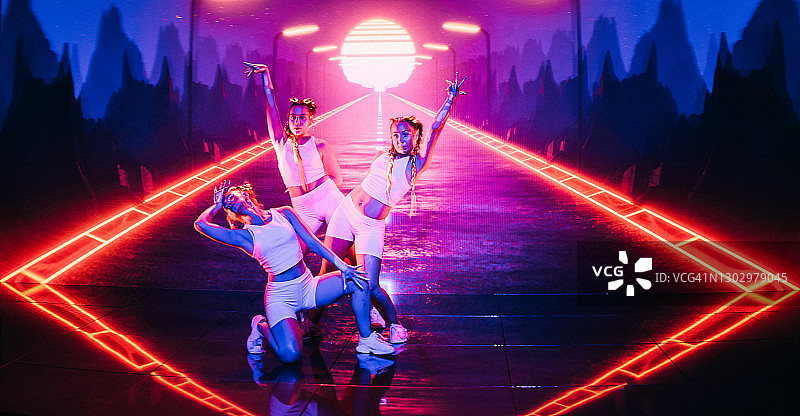 在投影背景上表演的同步舞蹈演员-具有公路的超现实数字景观图片素材