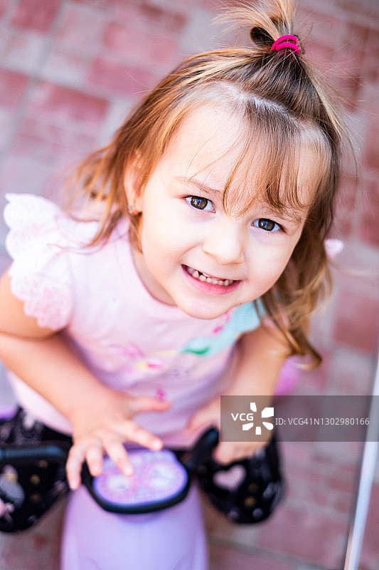 可爱的小女孩人像图片素材