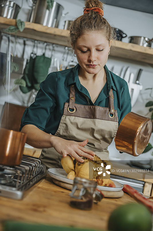 厨师在厨房腌制肉类图片素材