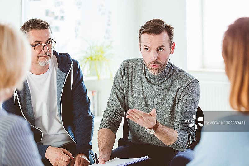 心理健康专业人士激励患者图片素材