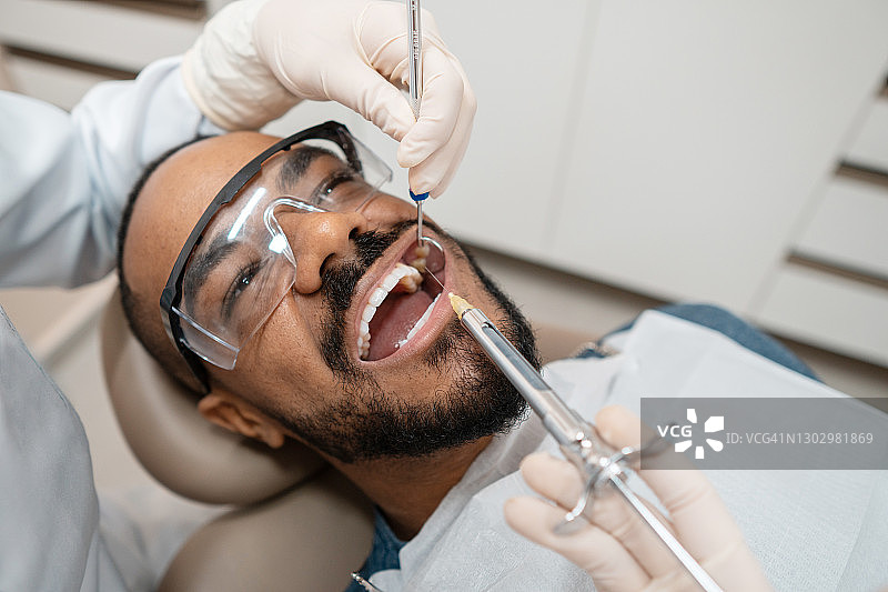牙医为患者进行麻醉图片素材