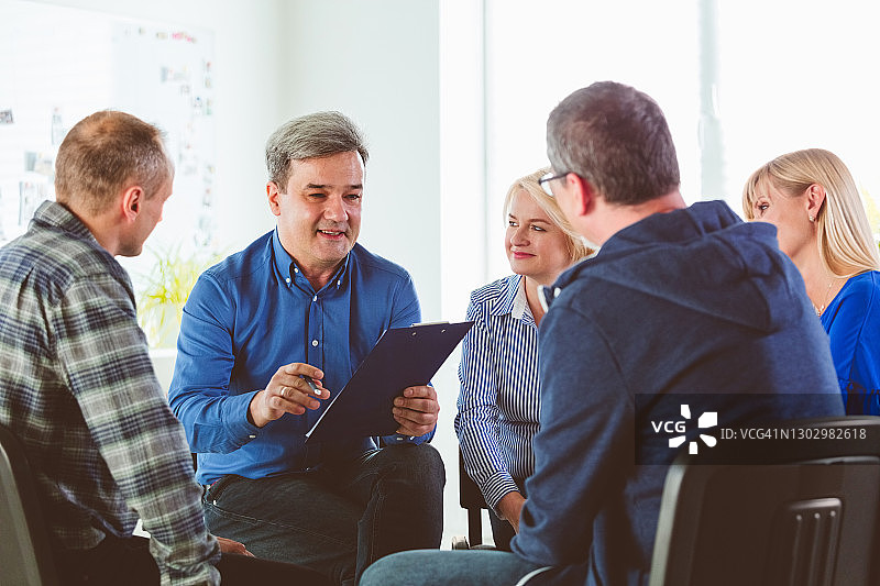 心理治疗师激励患者图片素材