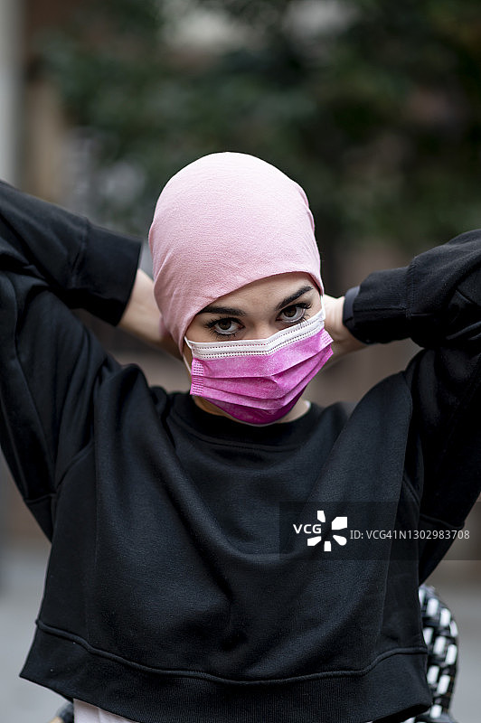 新冠疫情期间戴防护口罩的女癌症患者图片素材