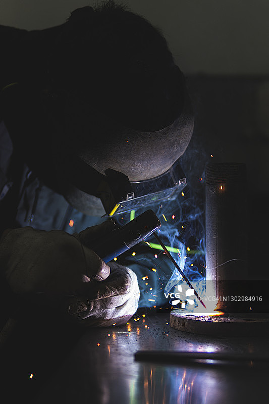 在车间工作的男焊工图片素材