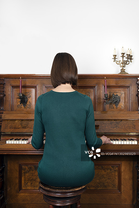 女人在家弹钢琴图片素材