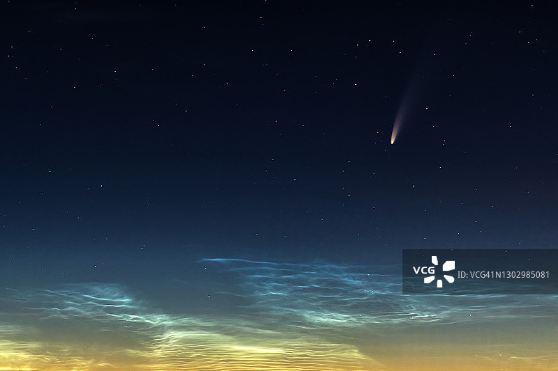 黎明时带彗星的天空图片素材