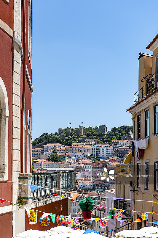 葡萄牙里斯本希ado区：从杜克路看城市与圣乔治城堡图片素材