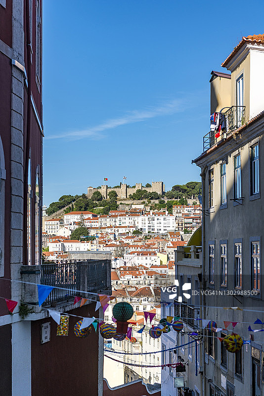 葡萄牙里斯本老城区建筑和远处的圣若热城堡图片素材