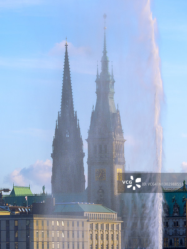 德国汉堡市政厅和圣尼古拉教堂前的阿尔斯特喷泉图片素材