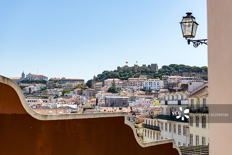 葡萄牙里斯本希ado区杜克路：老城区建筑和圣若热城堡图片素材