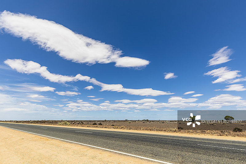 澳大利亚南澳大利亚州纳拉伯平原艾尔高速公路沙漠景观图片素材