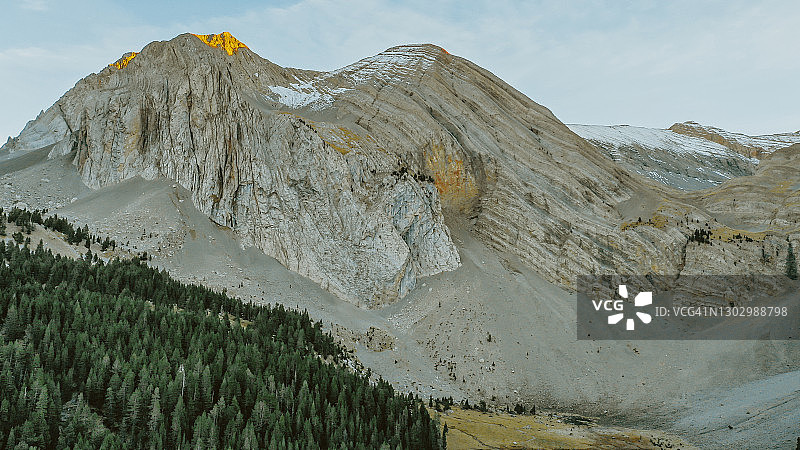 森林边缘和陡峭山脉的鸟瞰图图片素材