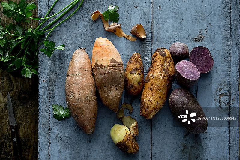 欧芹与各种土豆，木质表面图片素材