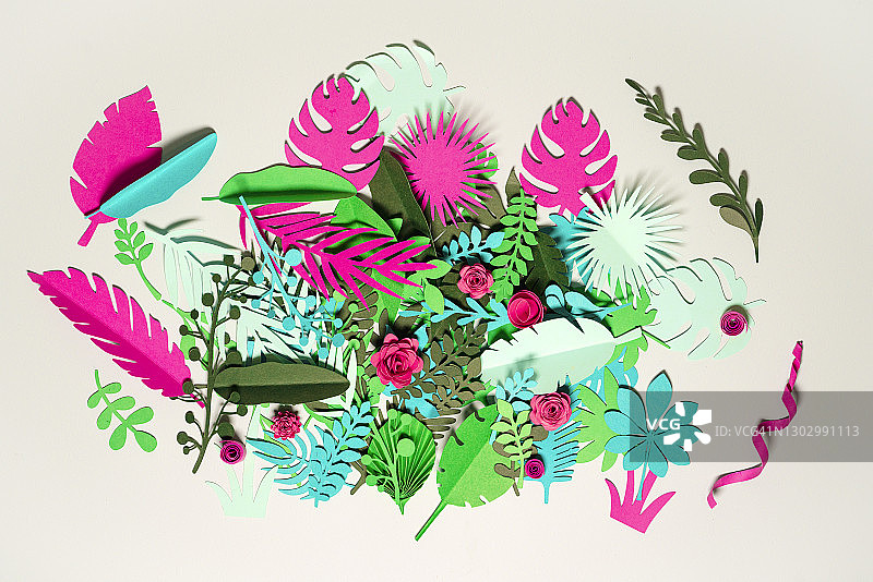 白色背景上的绿色和粉色纸制植物与花朵图片素材