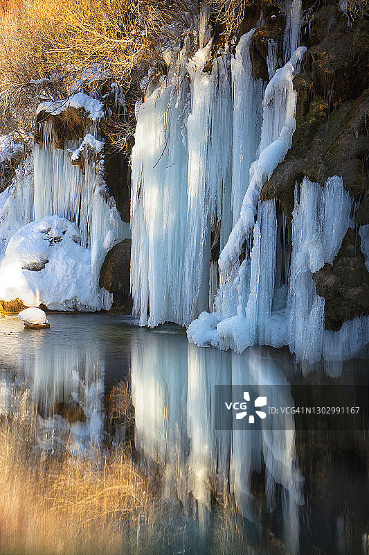 西班牙卡斯蒂利亚-拉曼查的冰冻瀑布图片素材