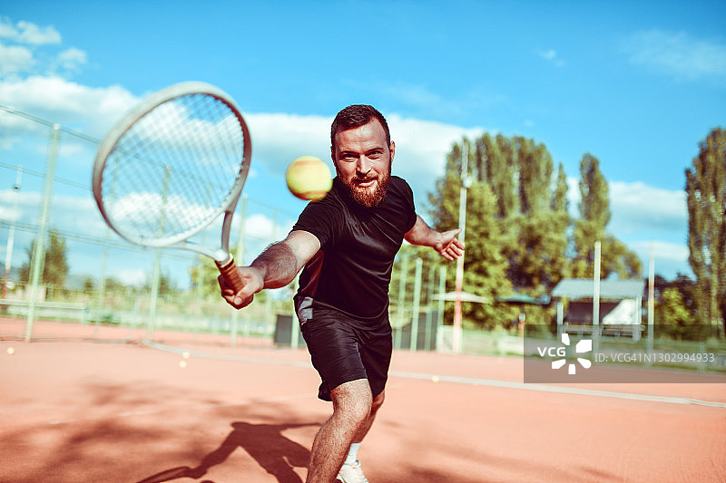 网球运动员及时回球图片素材