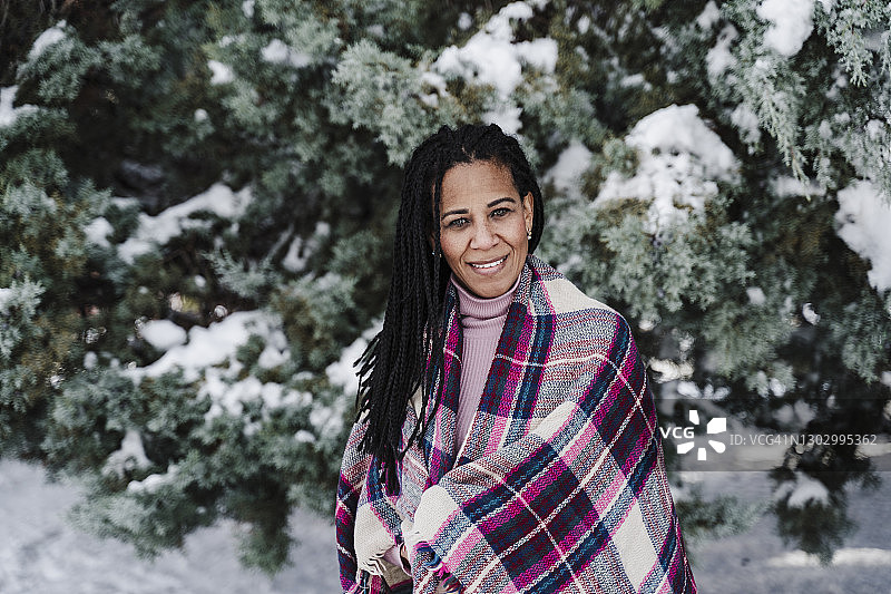 冬天在公园里裹着披肩的西班牙裔女人图片素材