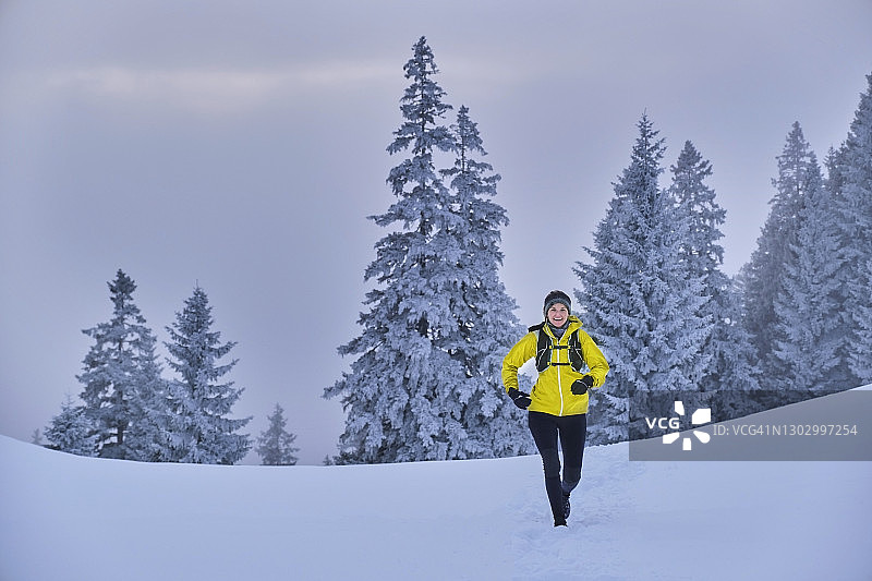 德国巴伐利亚州海姆加滕的女探险家在雪地里奔跑图片素材