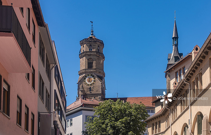 德国巴登-符腾堡州斯图加特：学院教堂的钟楼与房屋图片素材