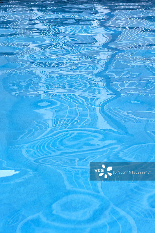 清澈的游泳池水图片素材