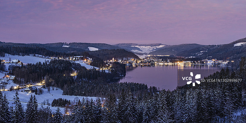 德国巴登-符腾堡州蒂蒂湖及周边城镇黄昏全景图片素材