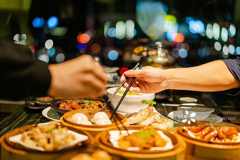 品尝广州小吃美食的食客图片素材