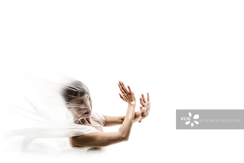 害怕的女人试图保护自己图片素材