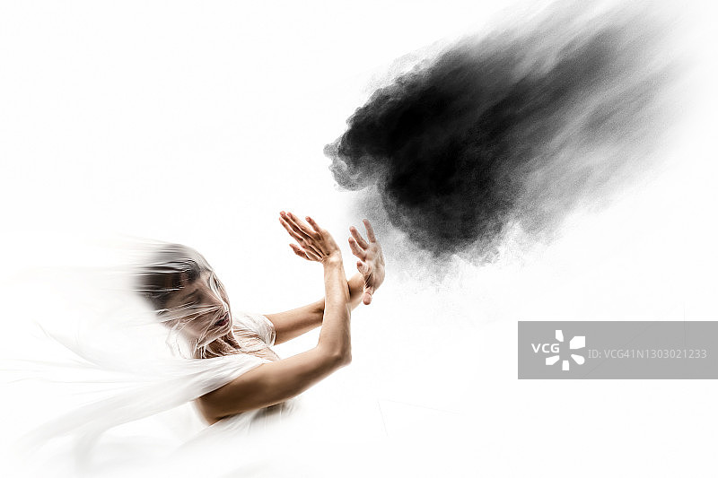 害怕的女人试图保护自己图片素材