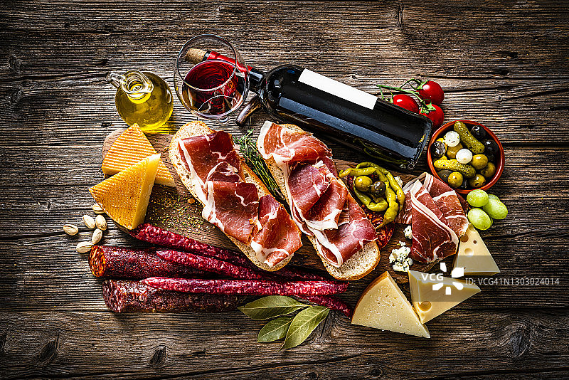 西班牙美食：伊比利亚火腿三明治和红酒图片素材